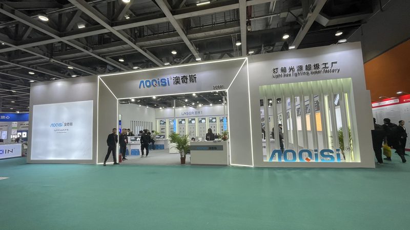 首先，要选择一家具有相关资质的搭建公司。这包括但不限于以下方面：